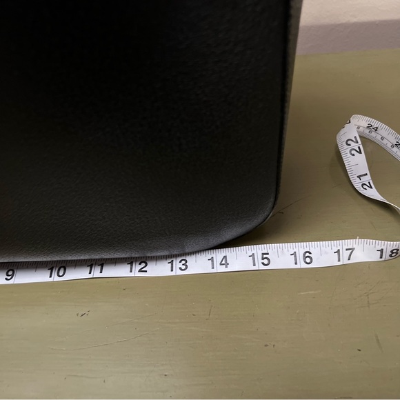 Gucci Large Leather Attache’ Laptop Tote Sleek Design w/ Metal Ring Handles. - Picture 14 of 15